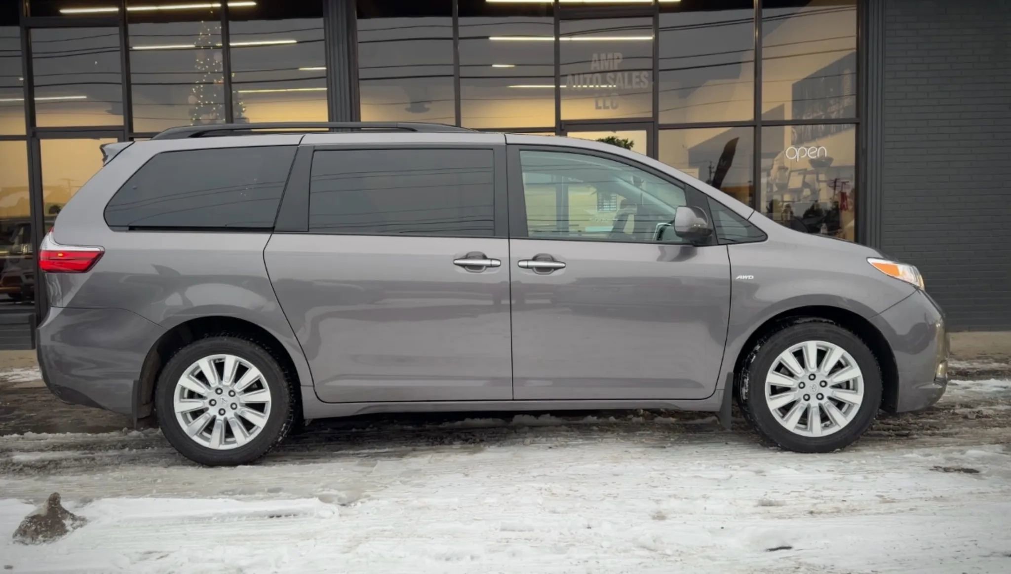 Used 2017 Toyota Sienna XLE image 2