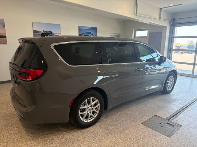Used 2025 Chrysler Pacifica Select FWD image 5