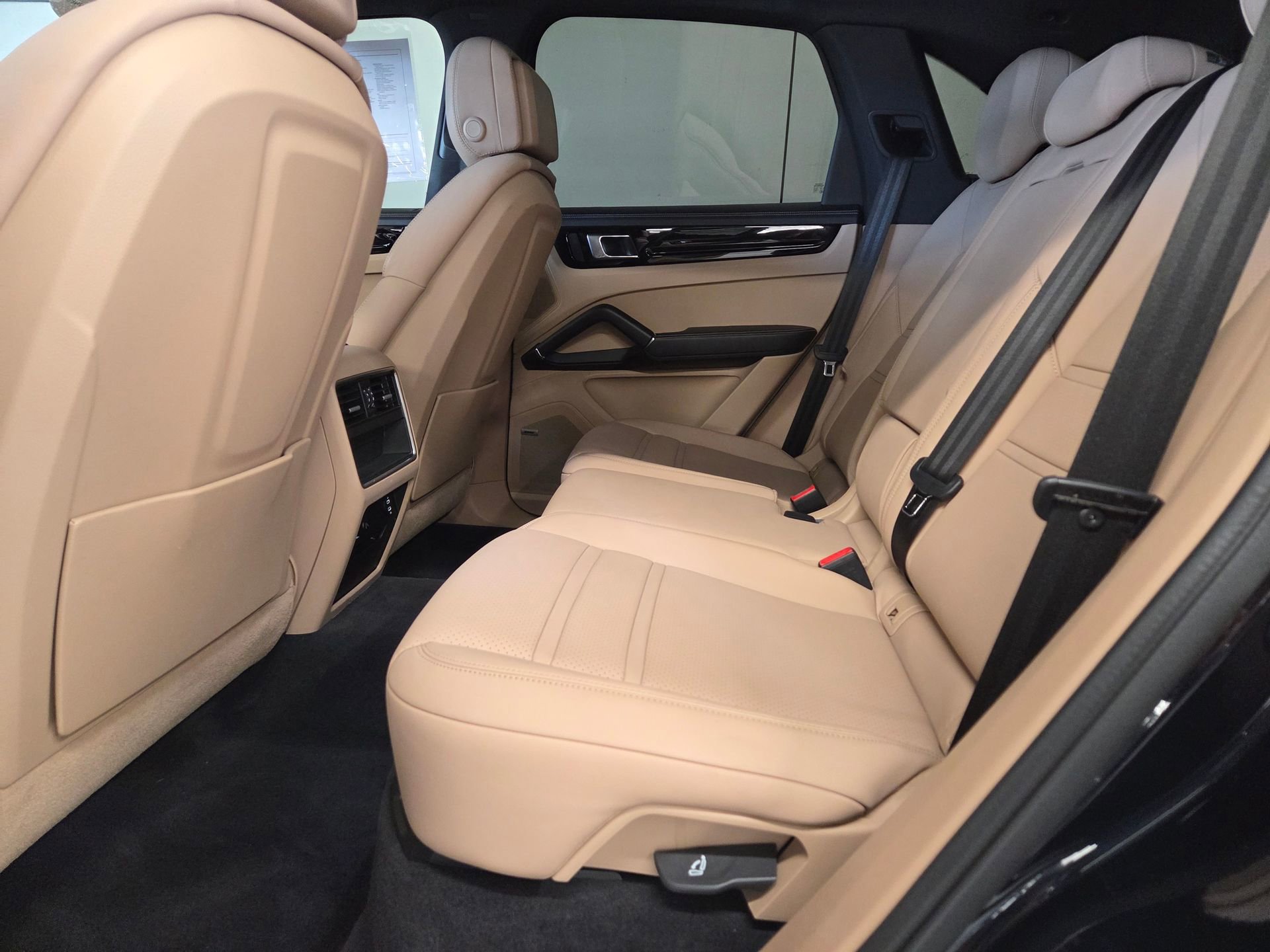 Certified 2022 Porsche Cayenne AWD/4WD image 11