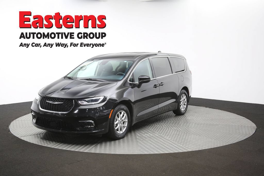 Used 2023 Chrysler Pacifica Touring-L FWD image 57