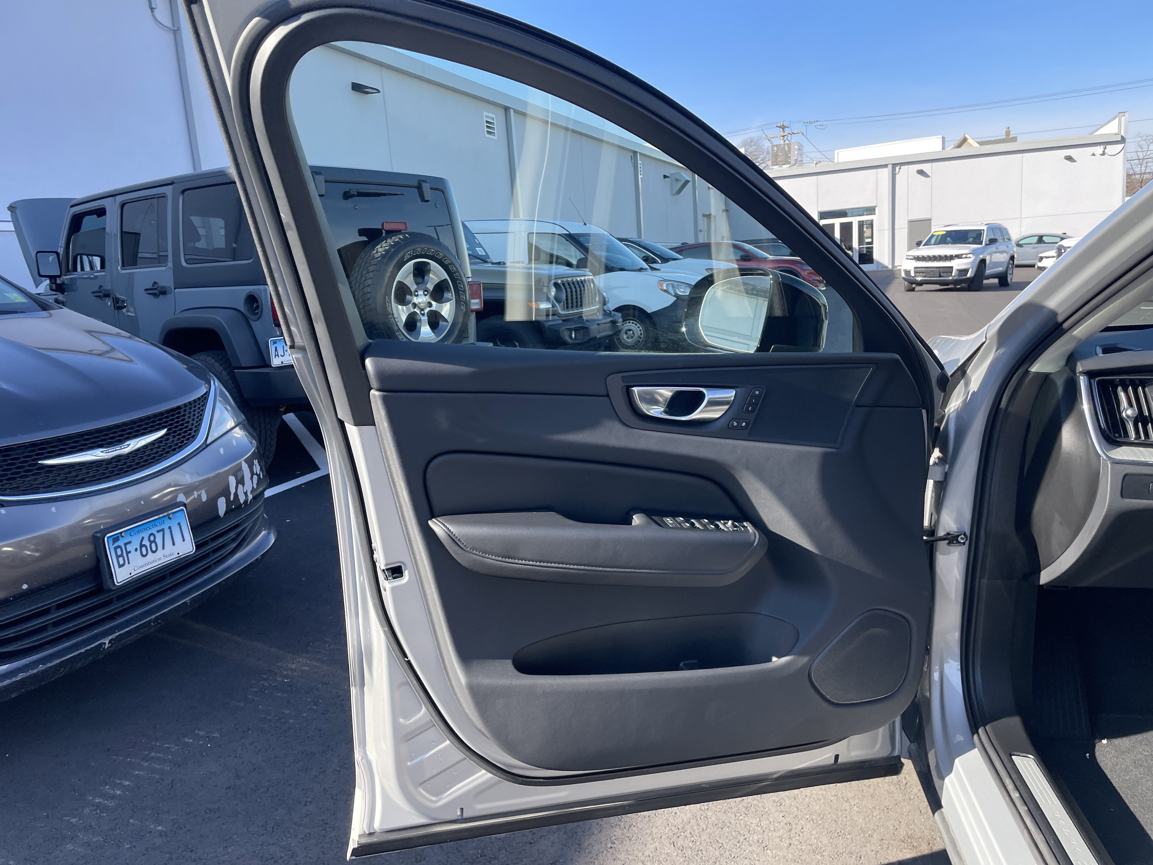 Used 2025 Volvo XC60 B5 Plus image 34