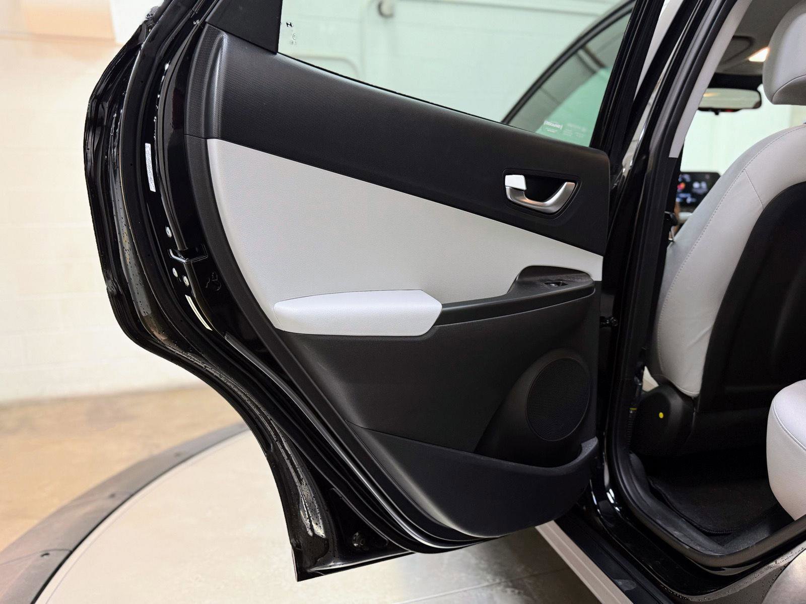 Used 2023 Hyundai Kona SE image 15