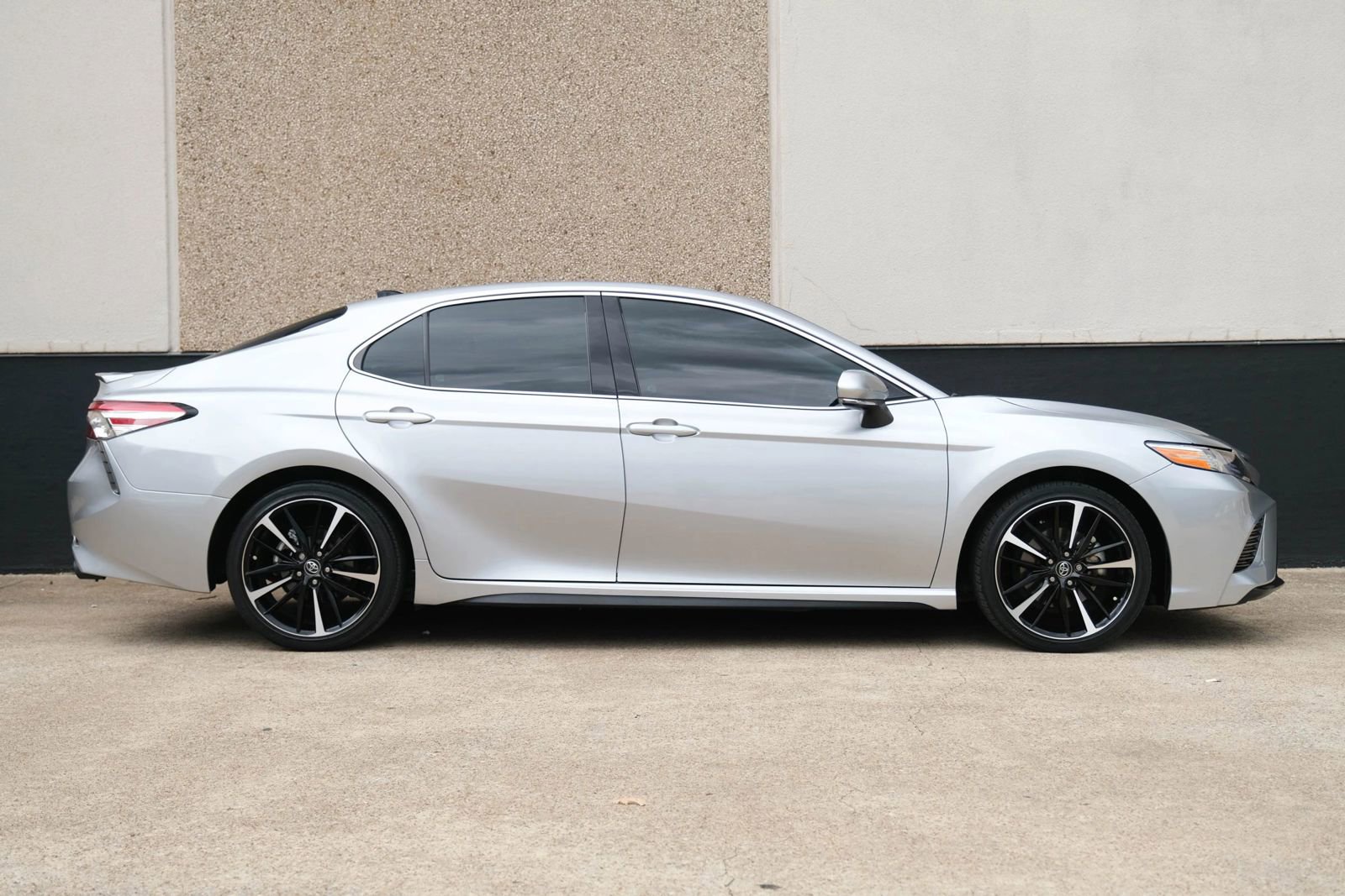 Used 2020 Toyota Camry XSE image 11