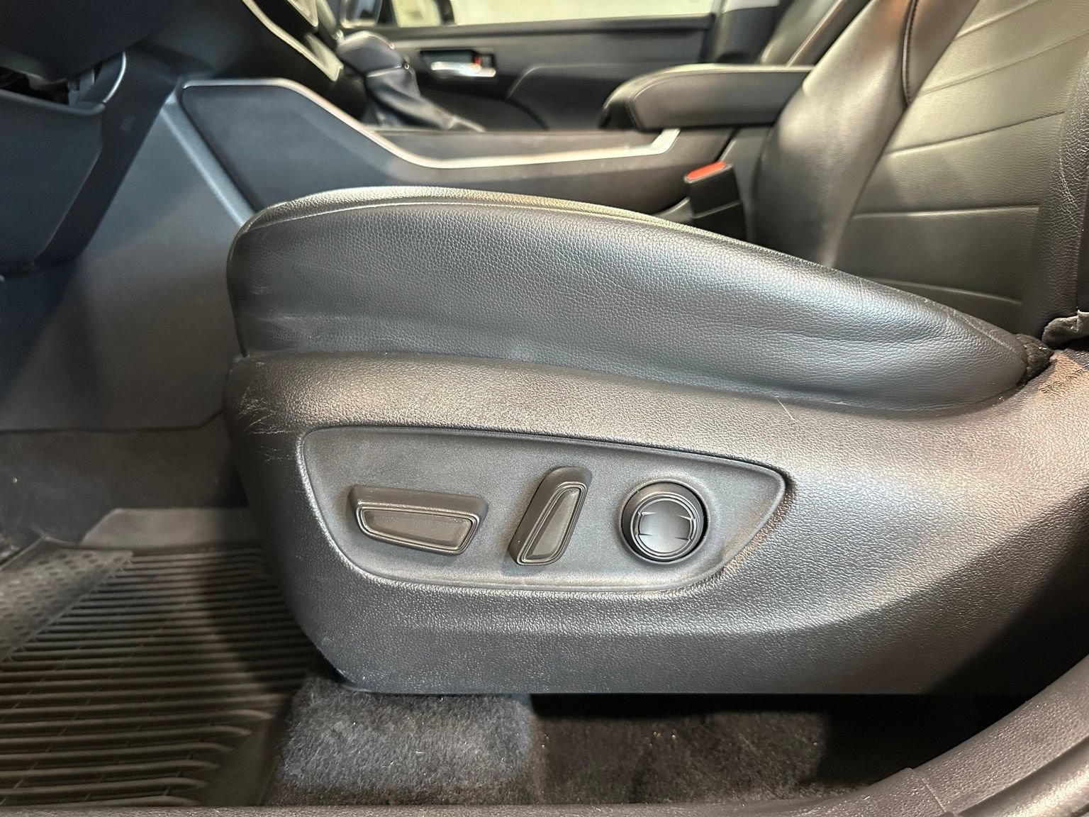 Used 2022 Toyota Highlander XLE FWD image 14