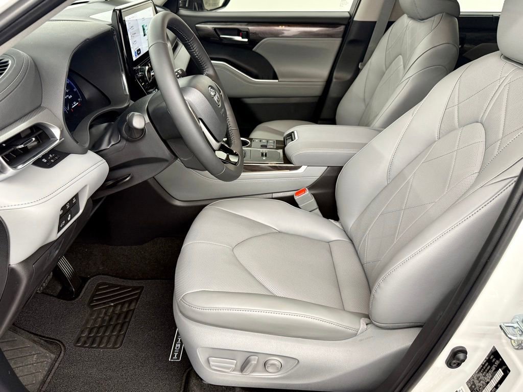 Used 2026 Toyota Highlander Platinum image 21