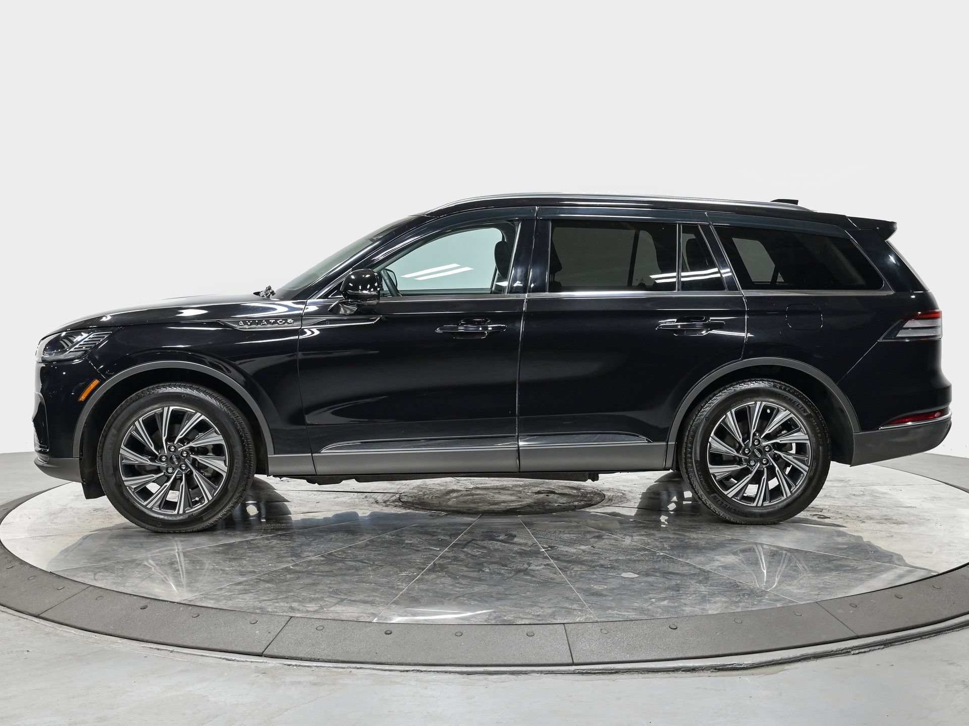 Used 2025 Lincoln Aviator AWD image 2