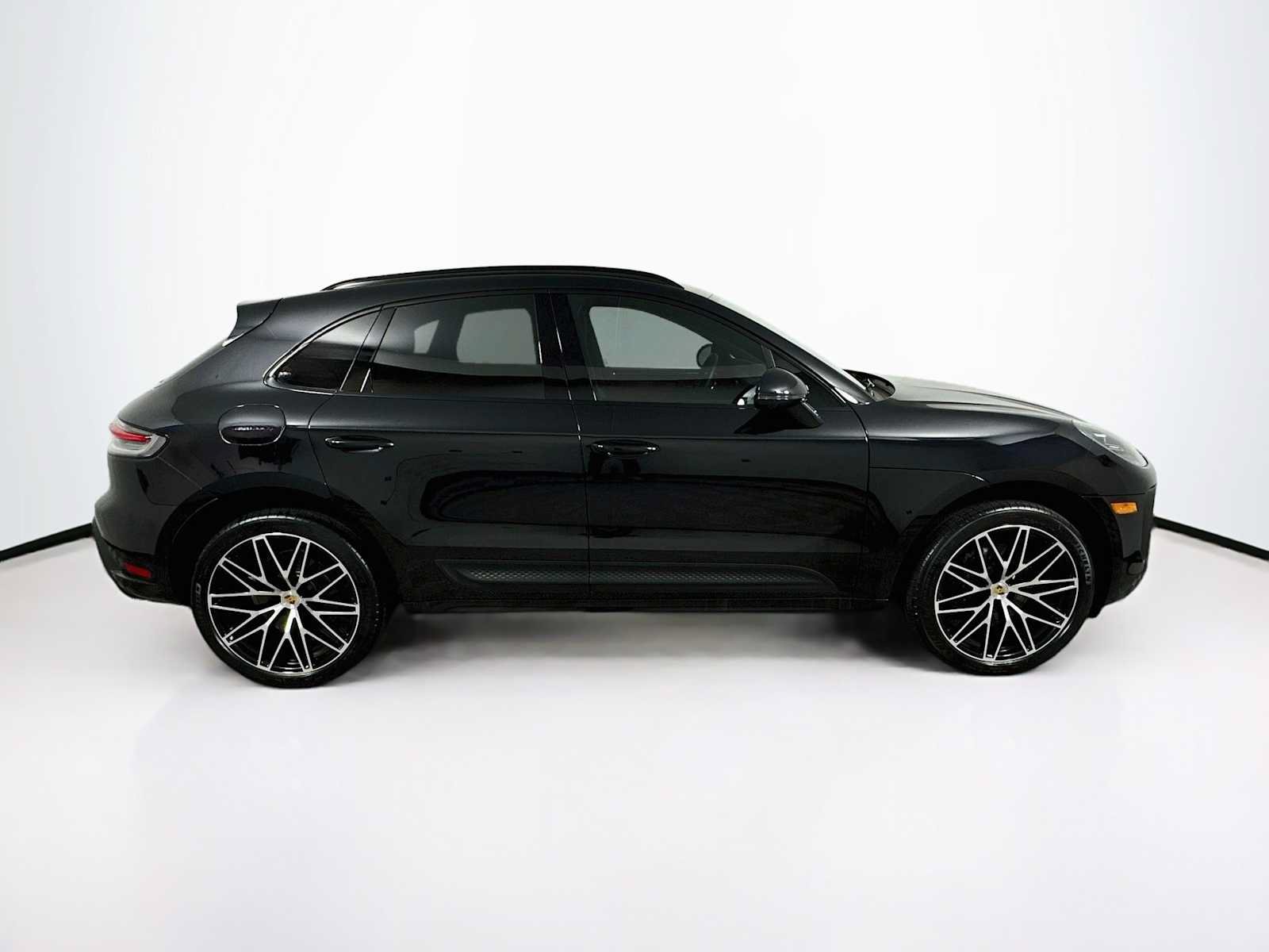 Certified 2026 Porsche Macan AWD/4WD image 8