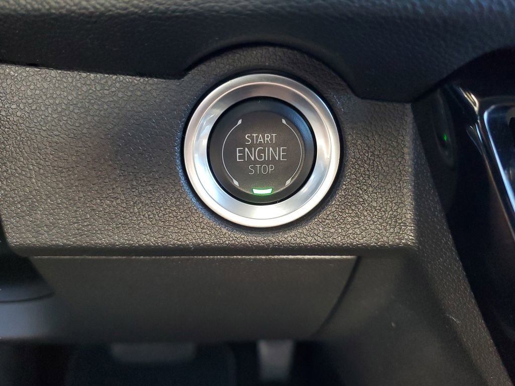 Certified 2025 Chevrolet Traverse LT FWD image 35