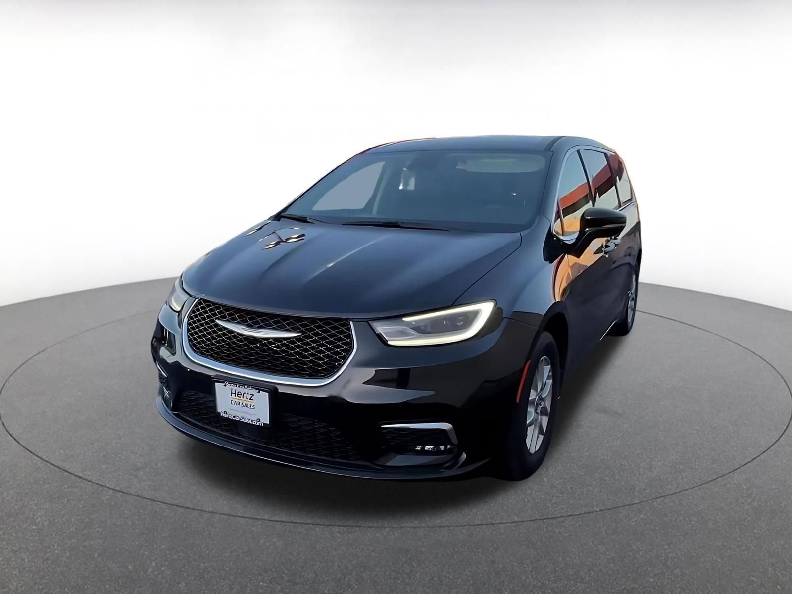 Used 2024 Chrysler Pacifica Touring-L image 7