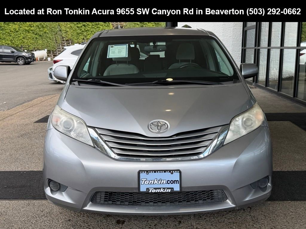 Used 2017 Toyota Sienna LE image 3