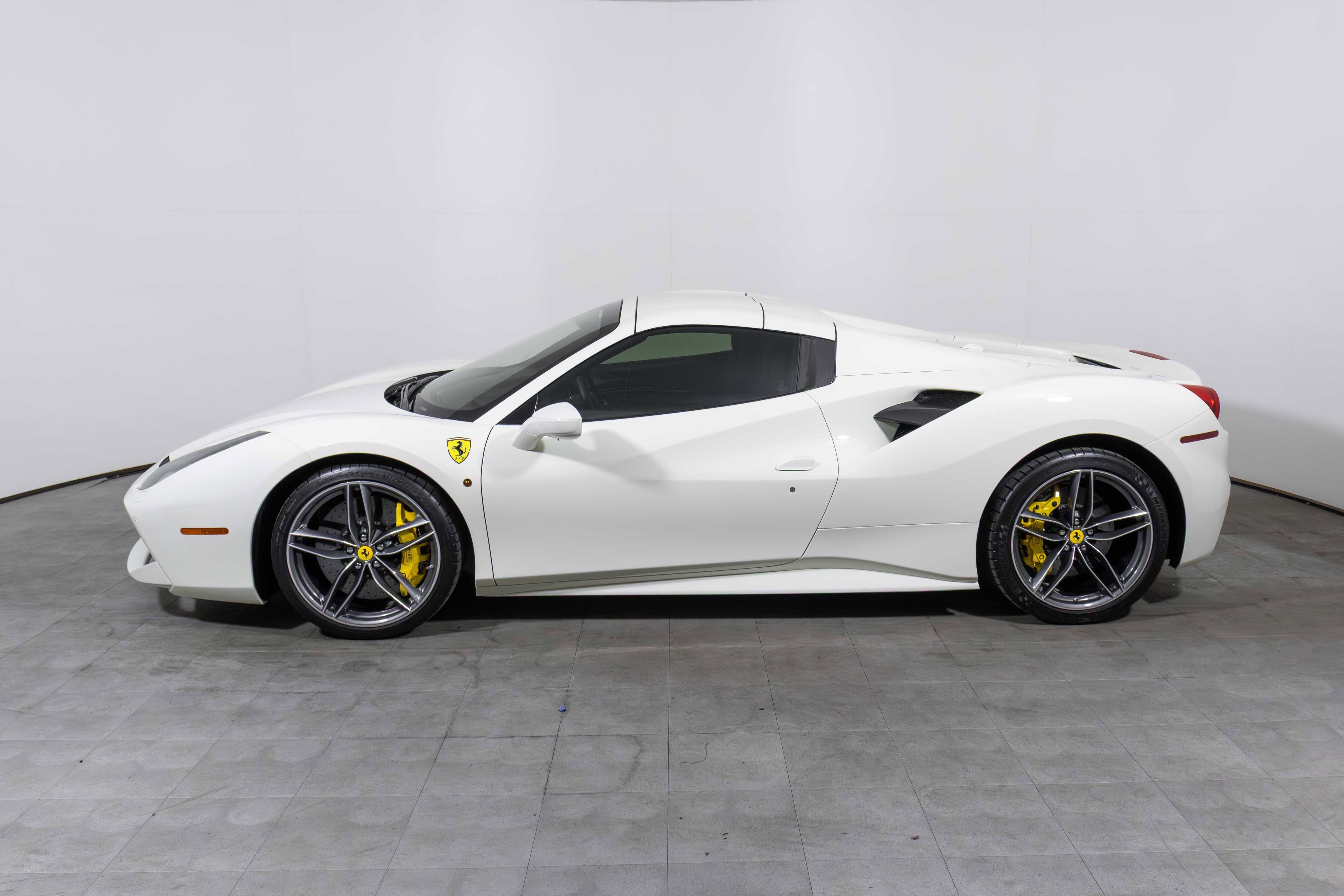 Used 2018 Ferrari 488 Spider image 14