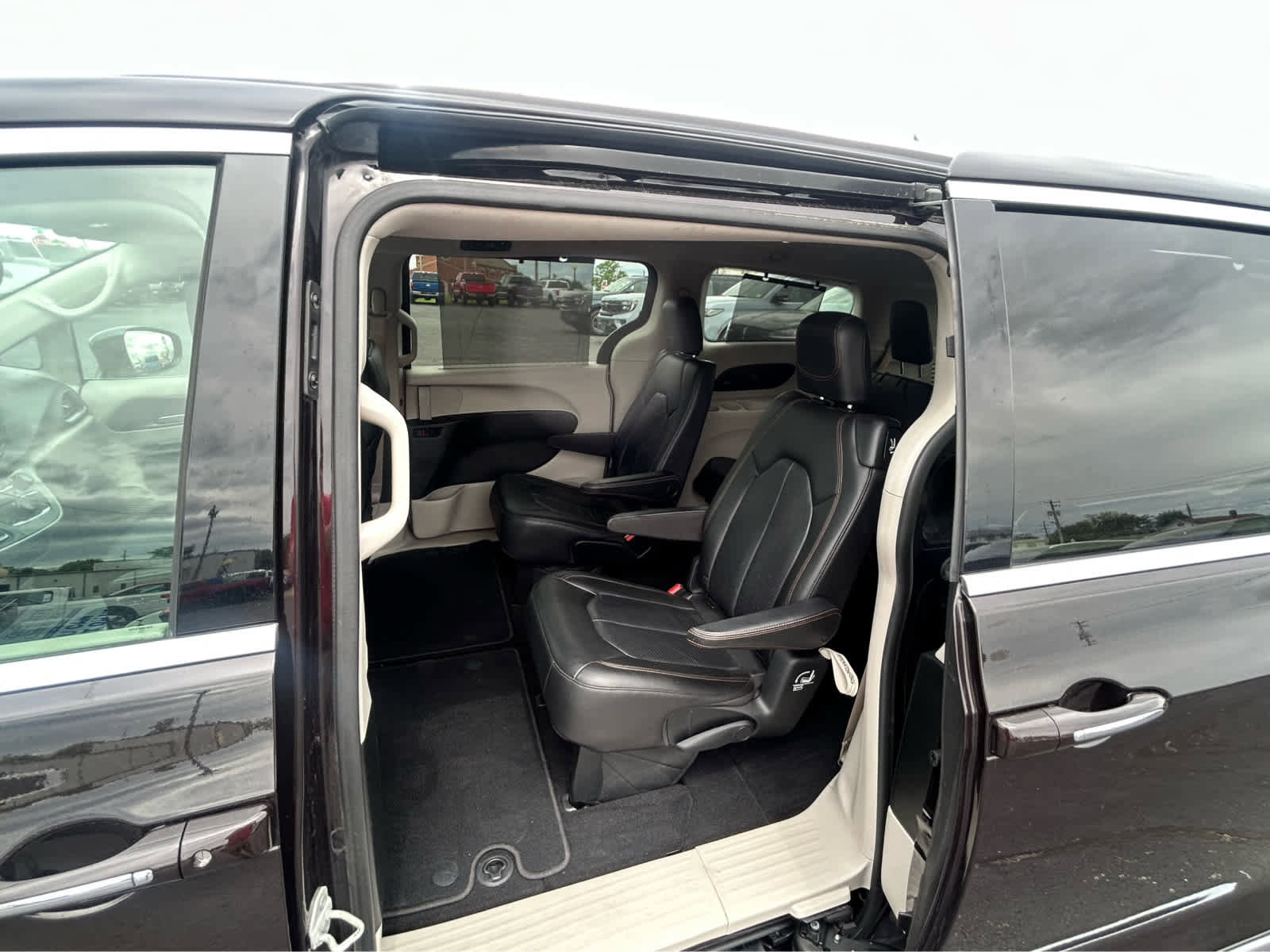 Used 2018 Chrysler Pacifica Touring-L w/ Advanced Safetytec Group FWD image 13