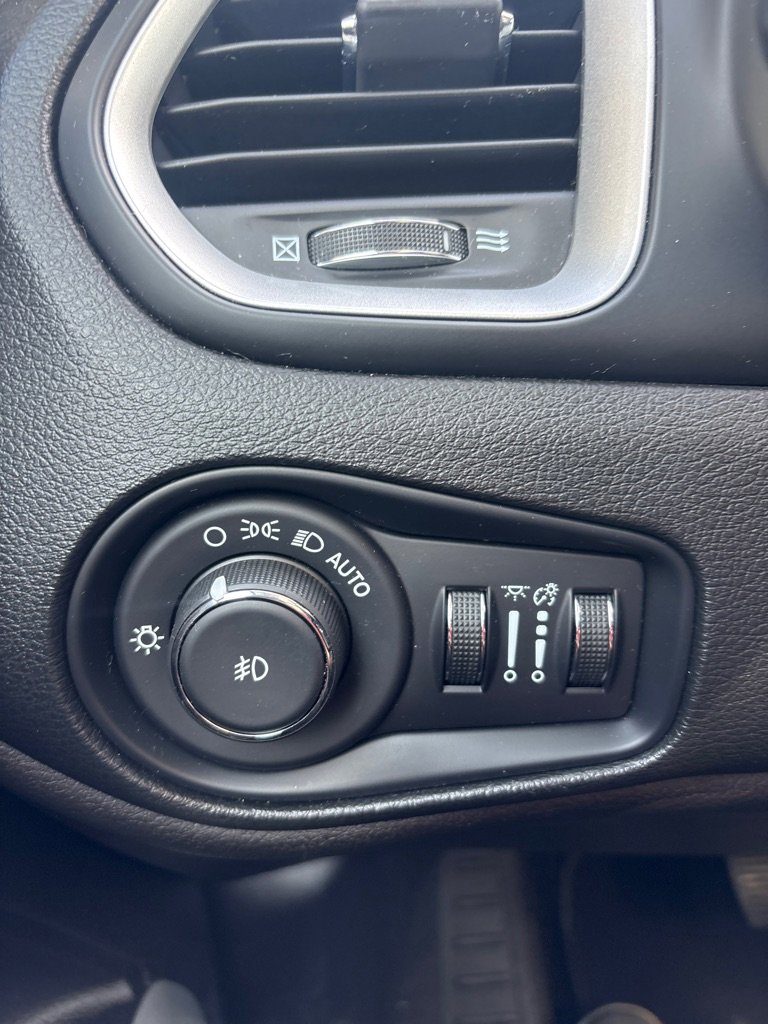 Used 2021 Jeep Renegade Latitude w/ Sun & Sound Group image 24