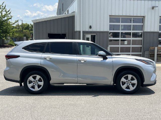 Used 2024 Toyota Highlander LE AWD/4WD image 14