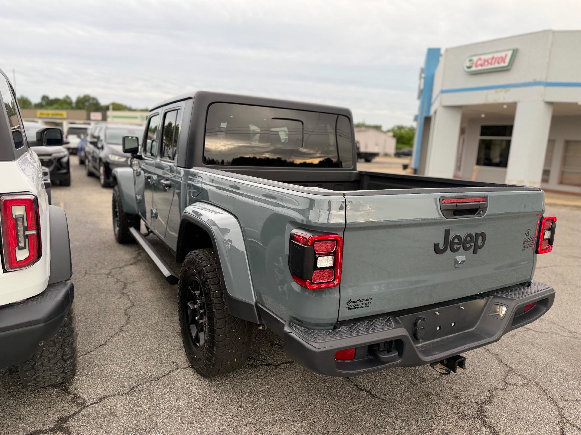 Used 2025 Jeep Gladiator Sport AWD/4WD image 5