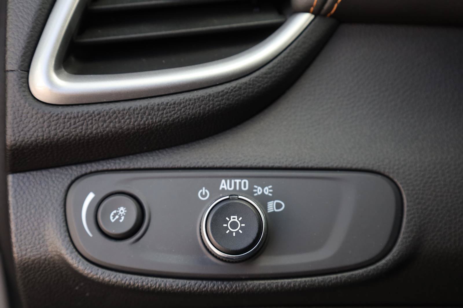 Used 2021 Chevrolet Trax LT w/ LT Convenience Package FWD image 37