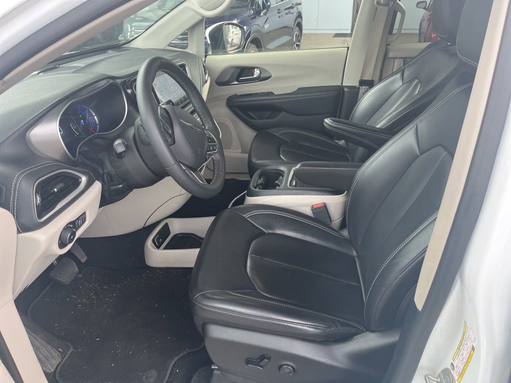 Used 2023 Chrysler Pacifica Touring-L image 10