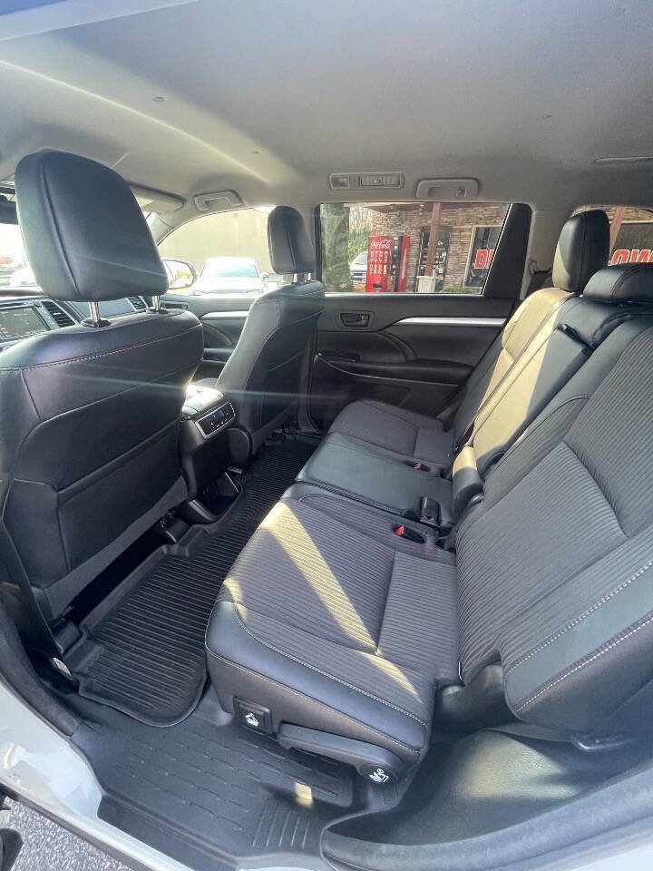 Used 2017 Toyota Highlander Plus AWD/4WD image 13