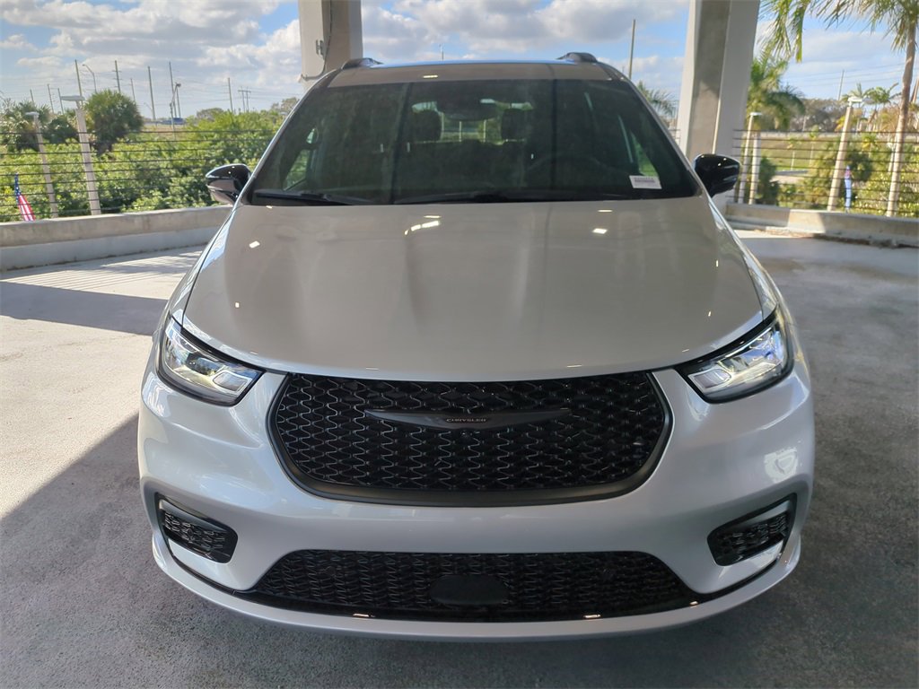 New 2026 Chrysler Pacifica Select image 3
