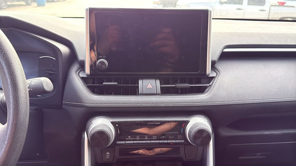 Used 2023 Toyota RAV4 LE FWD image 9