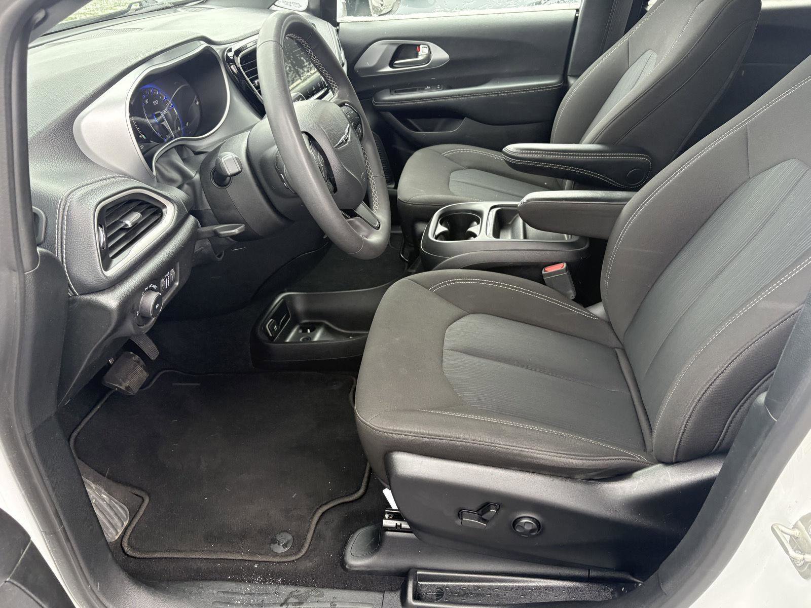 Used 2023 Chrysler Pacifica Touring image 4