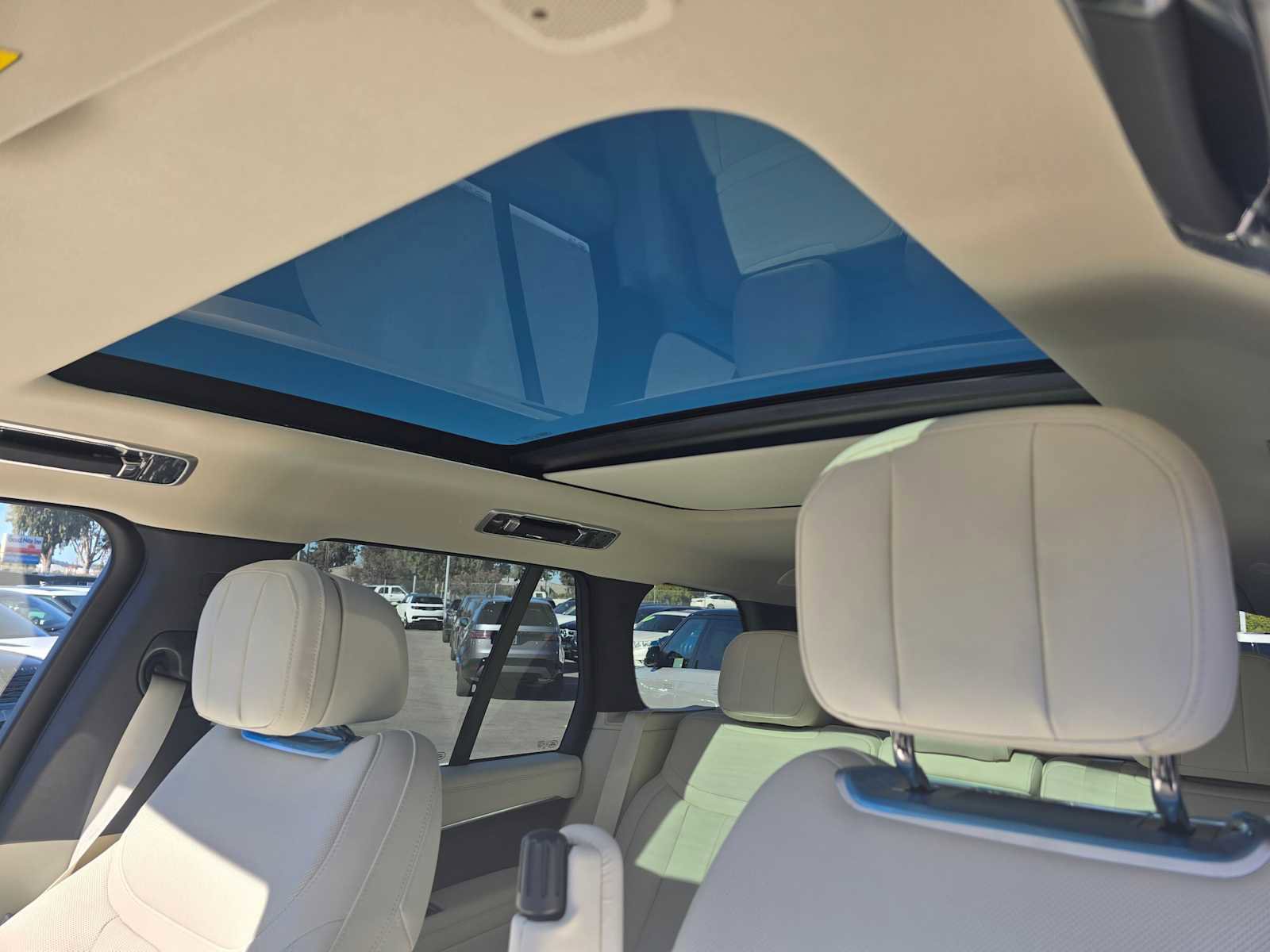 New 2025 Land Rover Range Rover SE image 29