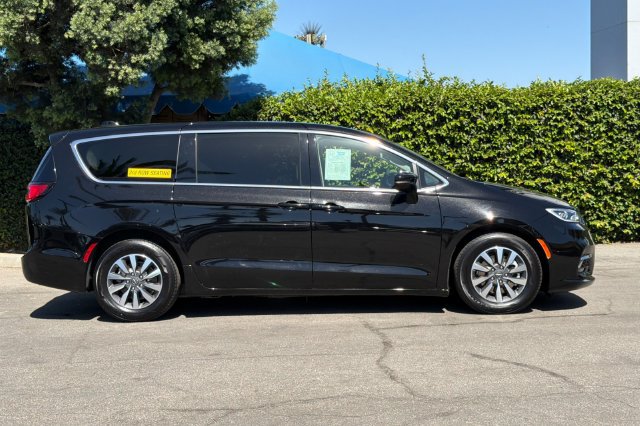 Used 2024 Chrysler Pacifica Limited FWD image 3