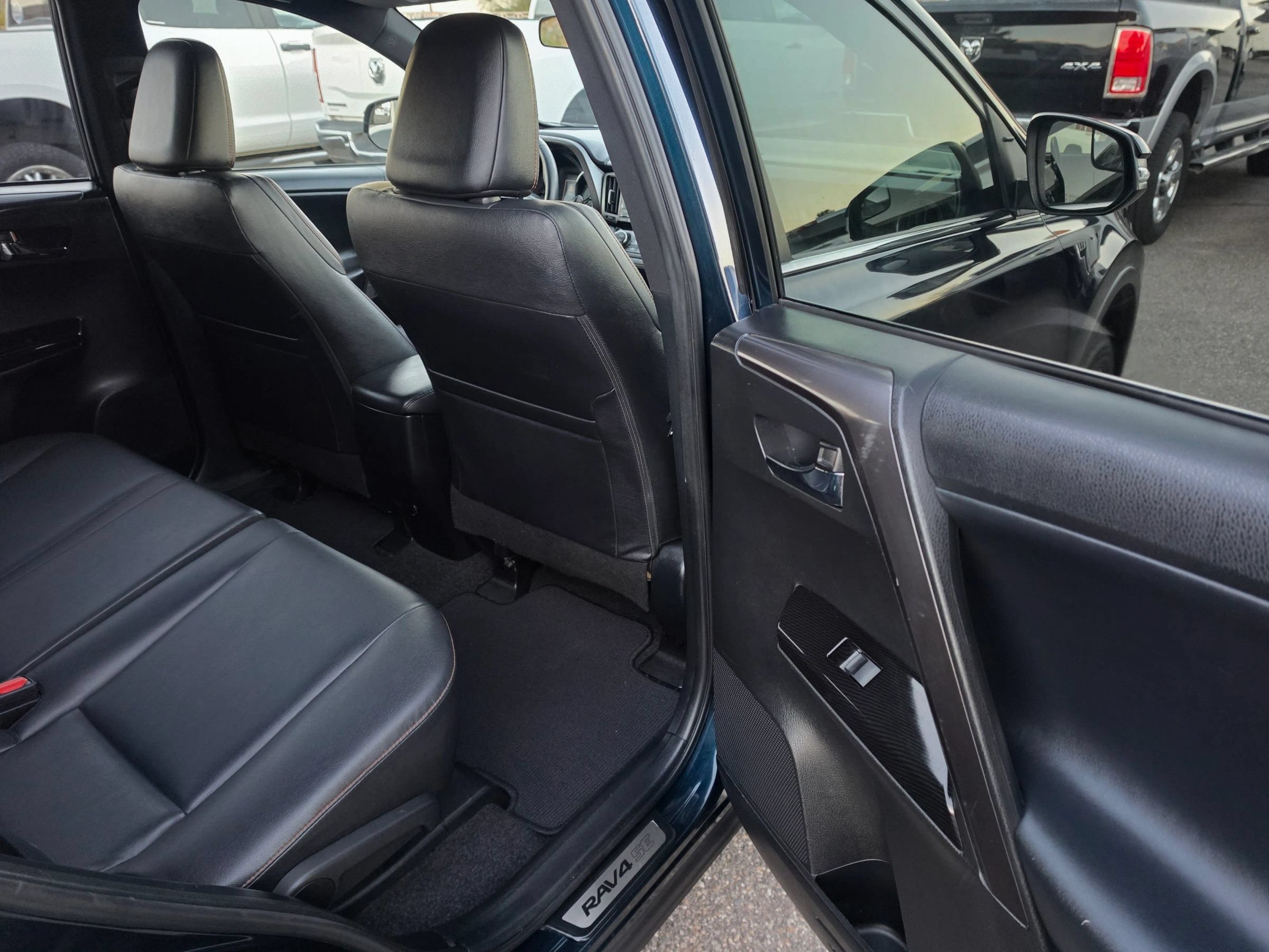 Used 2018 Toyota RAV4 SE FWD image 32
