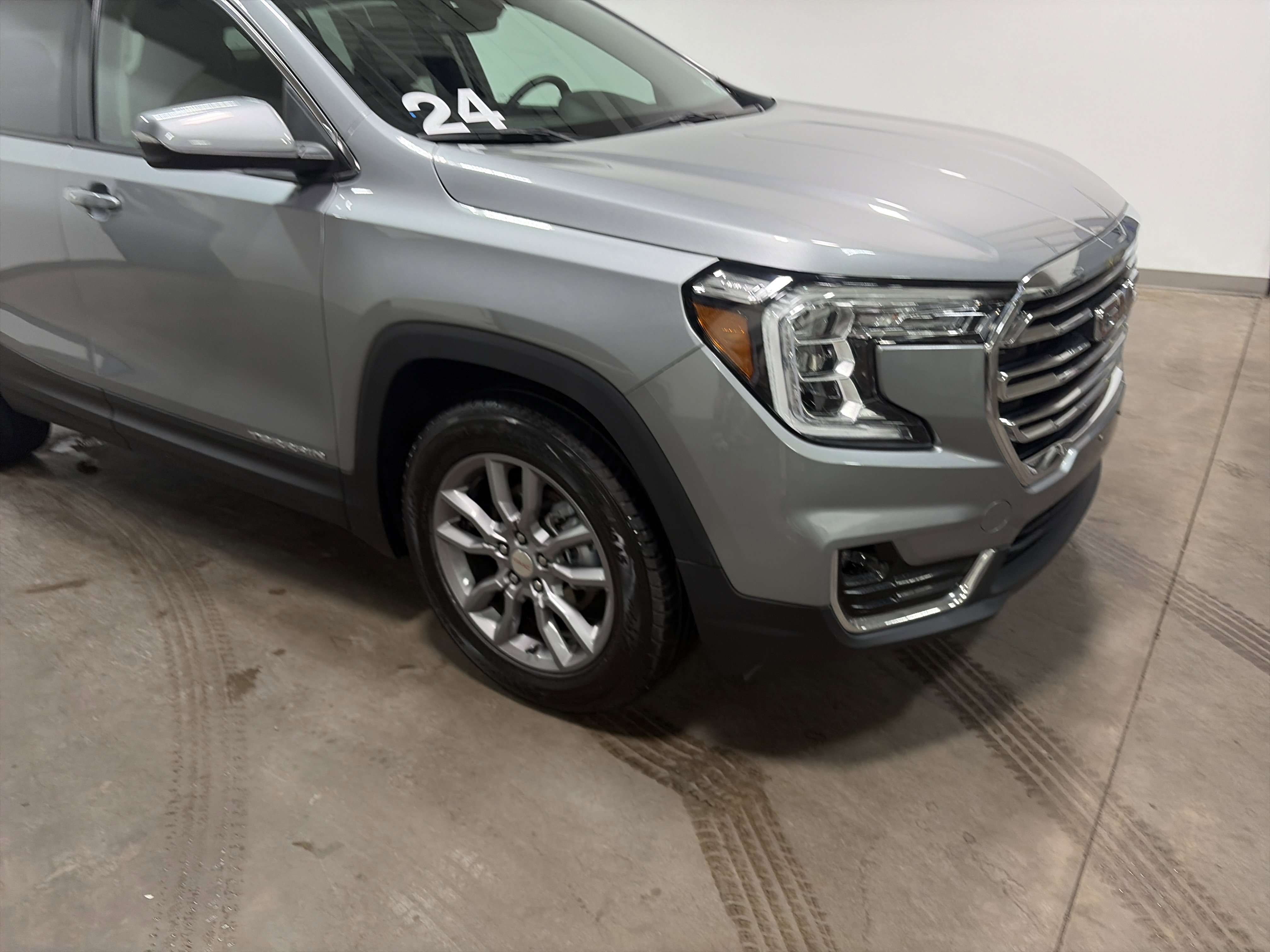 Used 2024 GMC Terrain SLT AWD/4WD image 35