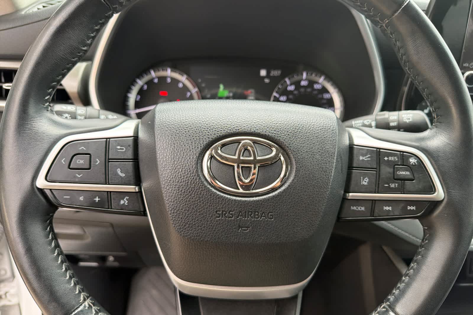 Used 2023 Toyota Highlander XLE AWD/4WD image 25
