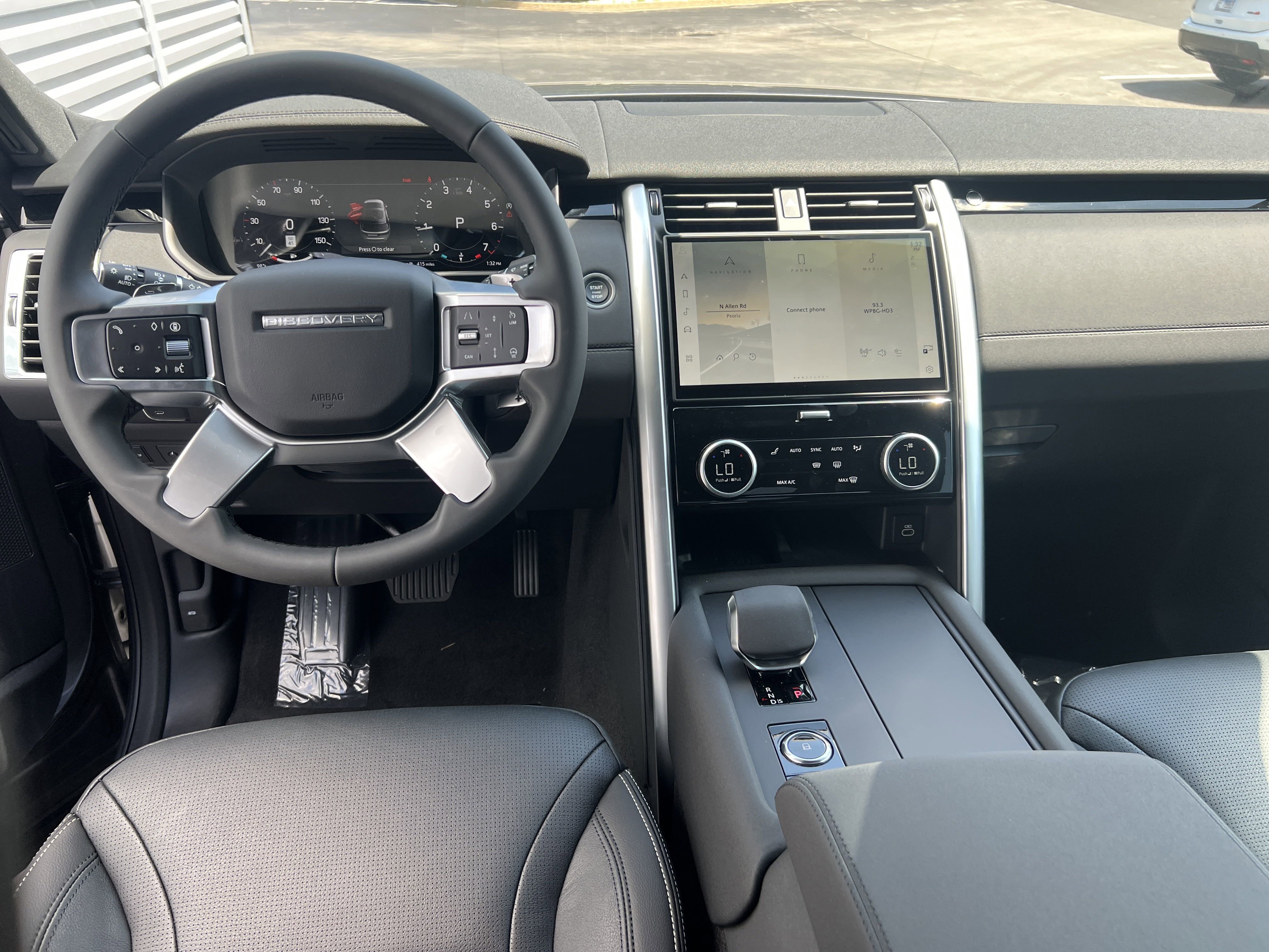 New 2025 Land Rover Discovery S image 8