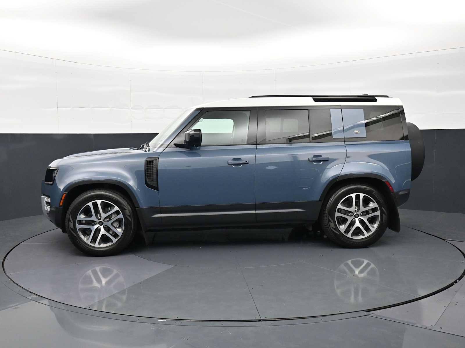 Used 2022 Land Rover Defender 110 SE AWD/4WD image 2