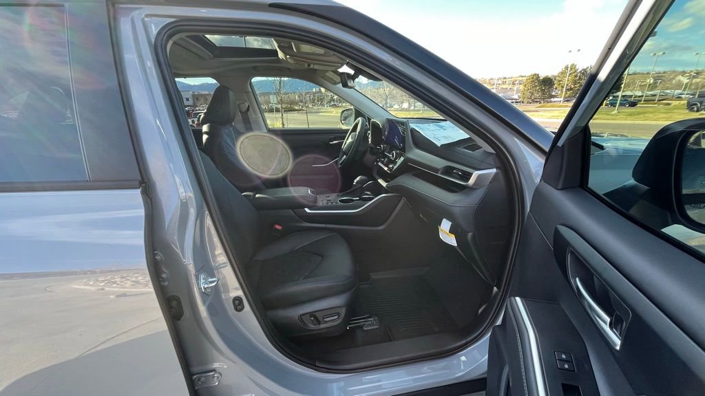 Used 2025 Toyota Highlander XLE image 22