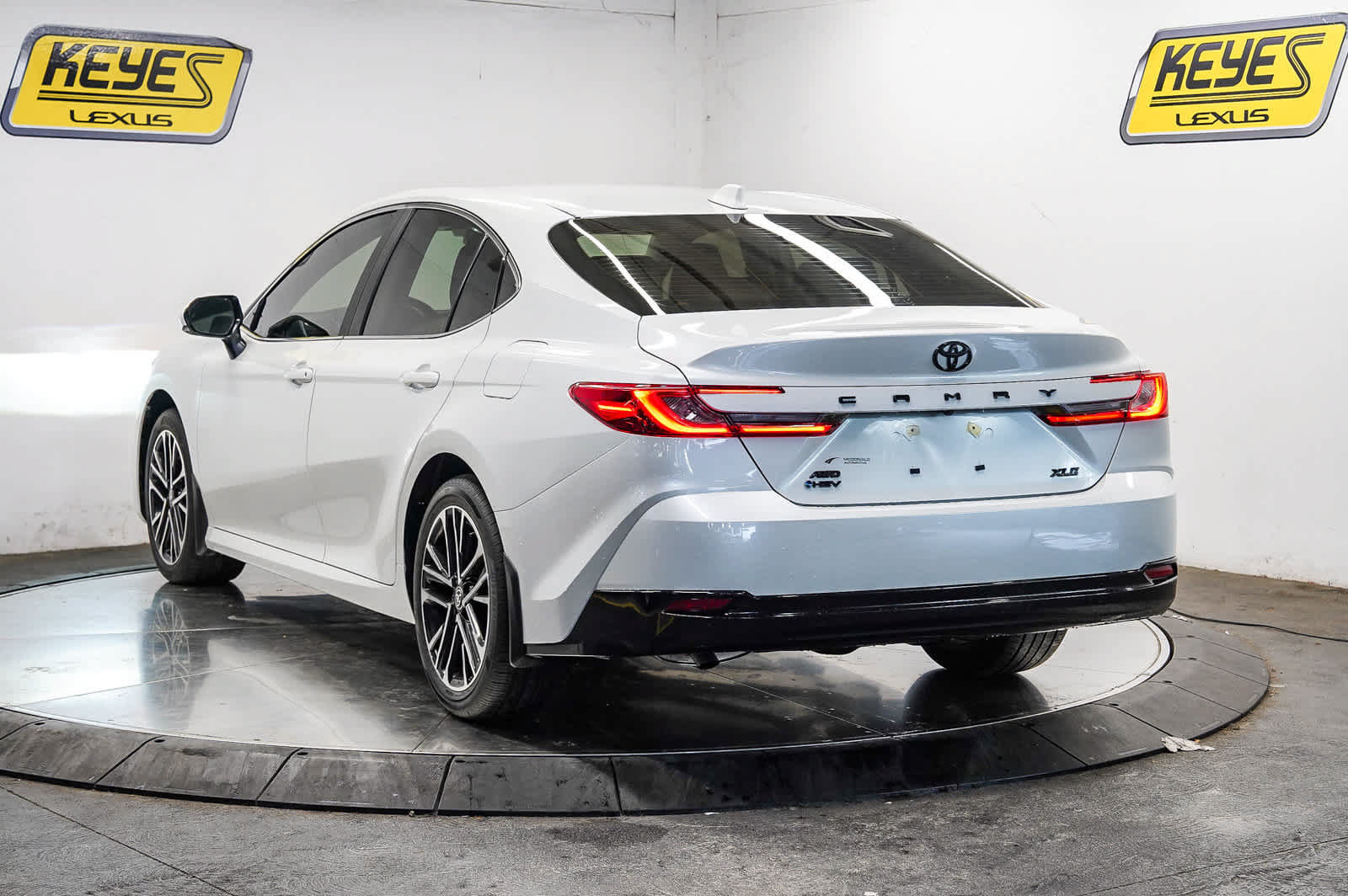 Used 2026 Toyota Camry XLE AWD/4WD image 2