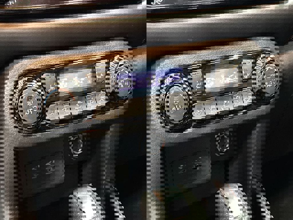 Used 2023 Nissan Kicks SR w/ SR Premium Package image 21