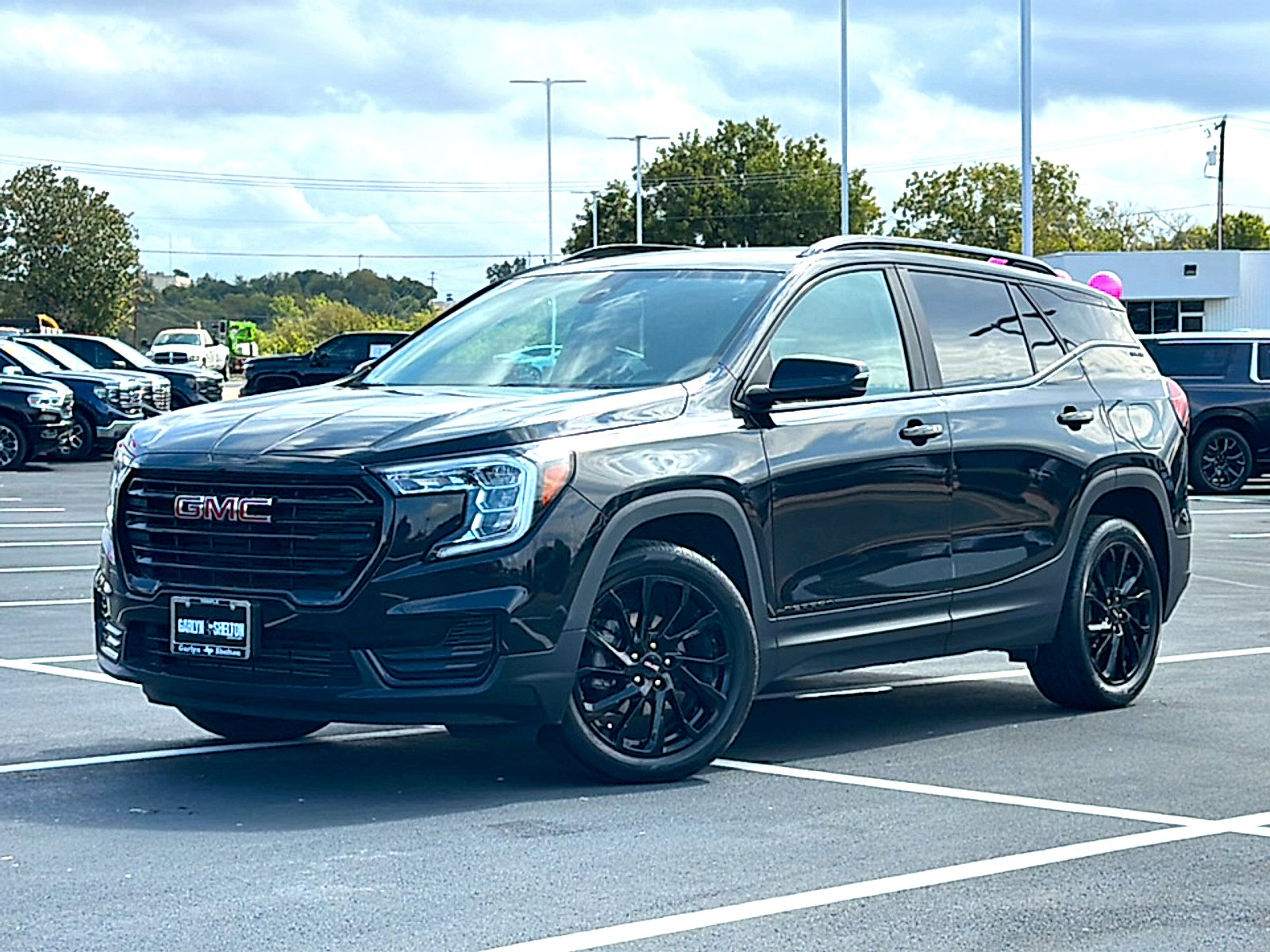 Used 2024 GMC Terrain SLE w/ Driver Convenience Package FWD image 2
