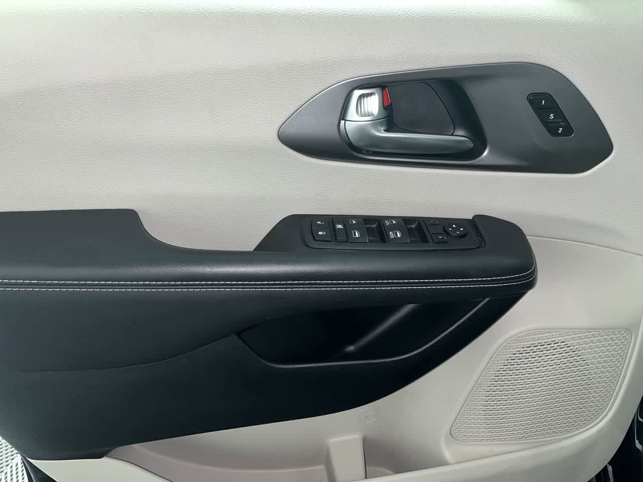 Used 2024 Chrysler Pacifica Touring-L FWD image 13