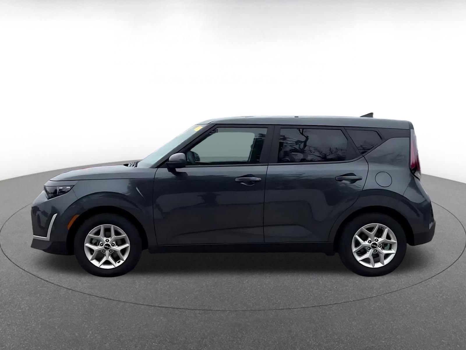 Used 2025 Kia Soul LX w/ LX Technology Package FWD image 9
