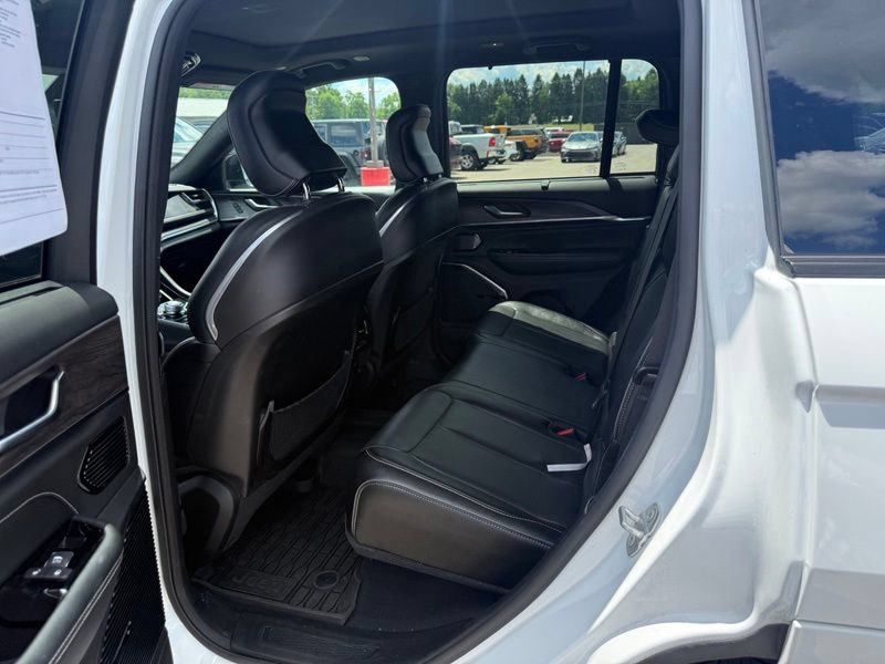 Used 2023 Jeep Grand Cherokee Overland w/ Advanced Protech Group III AWD/4WD image 11