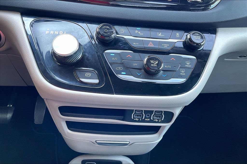 Used 2023 Chrysler Pacifica Touring-L FWD image 31