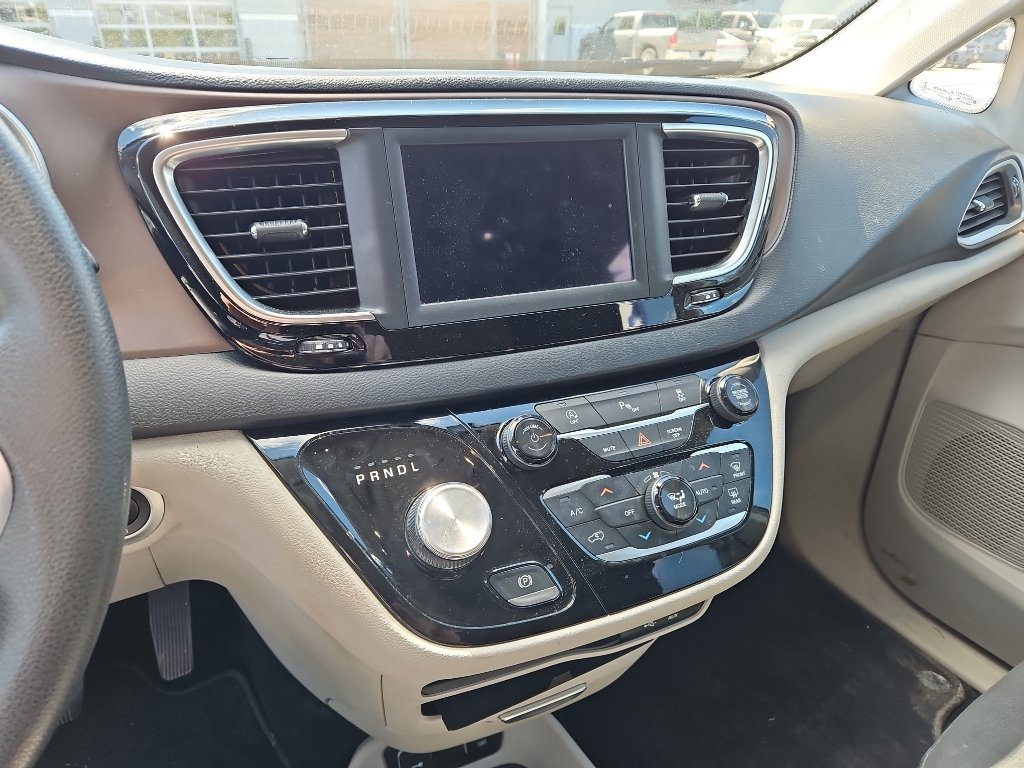 Used 2018 Chrysler Pacifica Touring Plus w/ Tire & Wheel Group FWD image 12