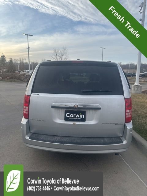 Used 2010 Chrysler Town & Country Touring image 5