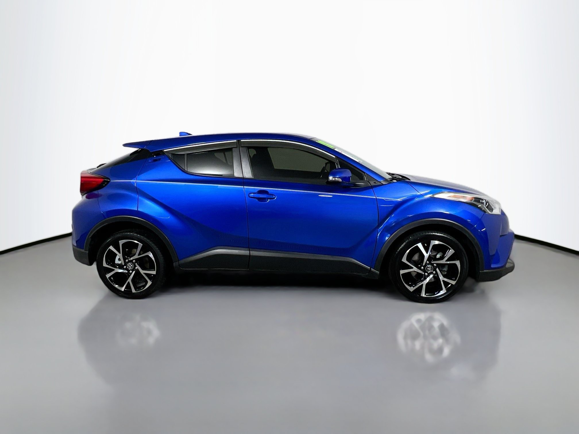 Used 2018 Toyota C-HR XLE FWD image 3