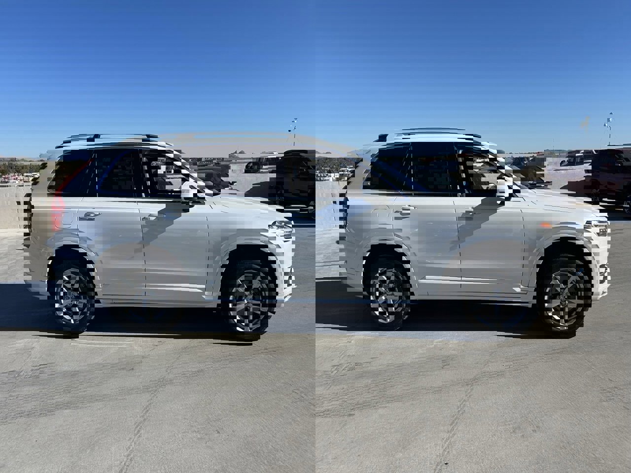 Used 2019 Volvo XC90 T5 Momentum w/ Multimedia Package image 3