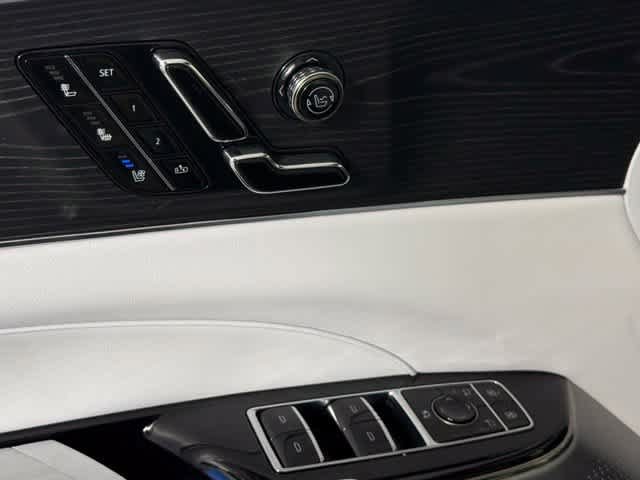 Used 2024 Cadillac Lyriq Luxury RWD image 16
