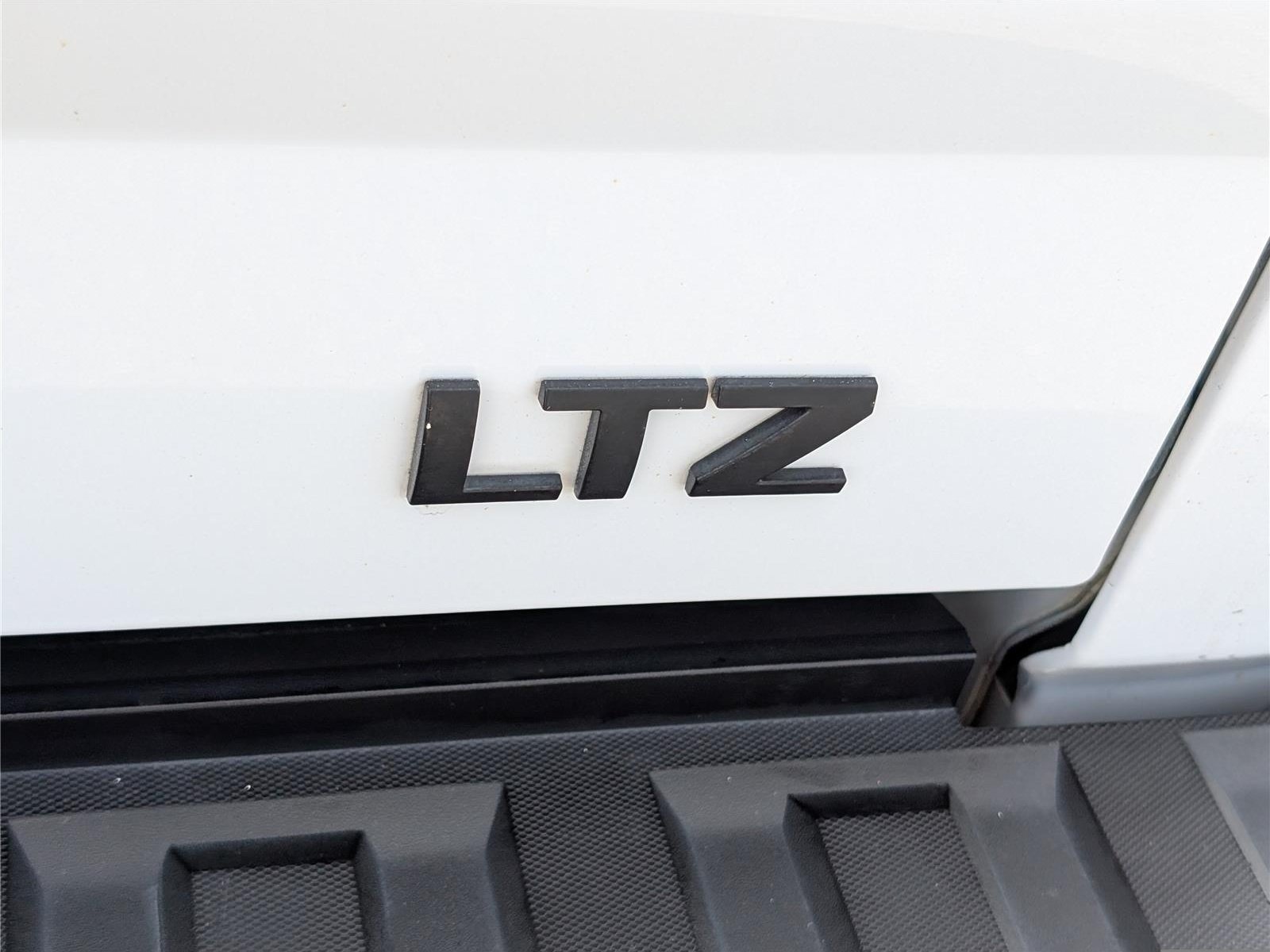 Used 2018 Chevrolet Silverado 1500 LTZ Z71 w/ LTZ Plus Package AWD/4WD image 10