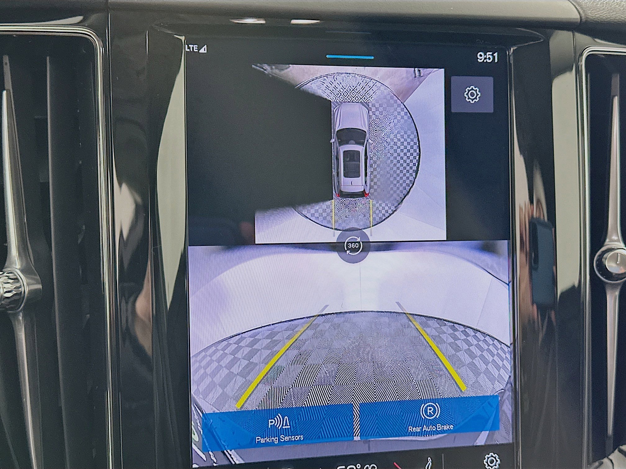 Used 2025 Volvo XC60 B5 Plus image 21