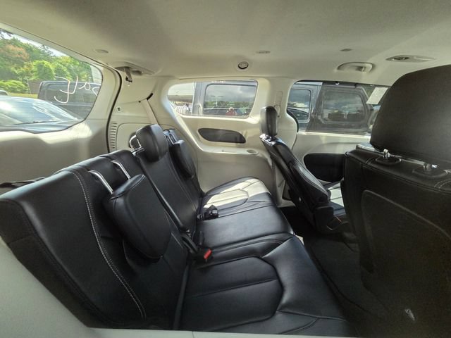 Used 2024 Chrysler Pacifica Touring-L FWD image 11