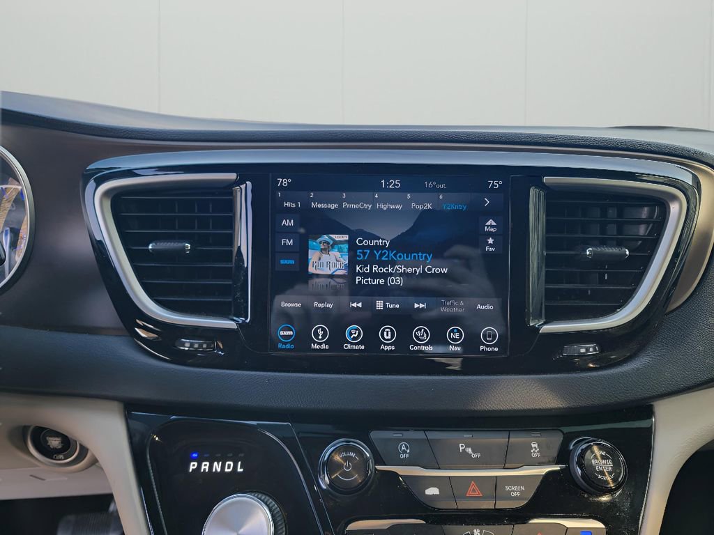 Used 2018 Chrysler Pacifica Touring-L image 21