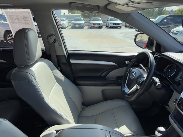 Used 2015 Toyota Highlander XLE image 11